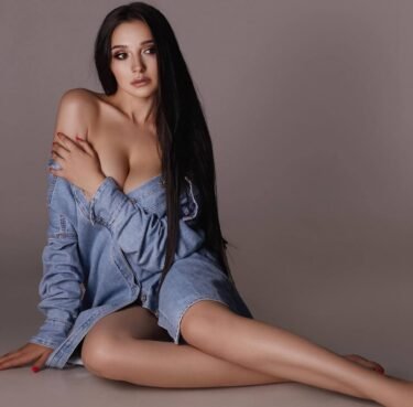 Mila – Hot & Sexy Tall Euro Brunette Model