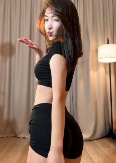 Natsumi – Hot Asian Looking Cute Syt Model
